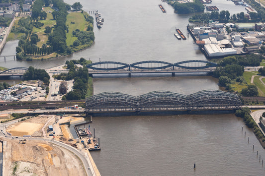Rundflug über die Elbe: Von Hamburg bis zur Mündung erleben