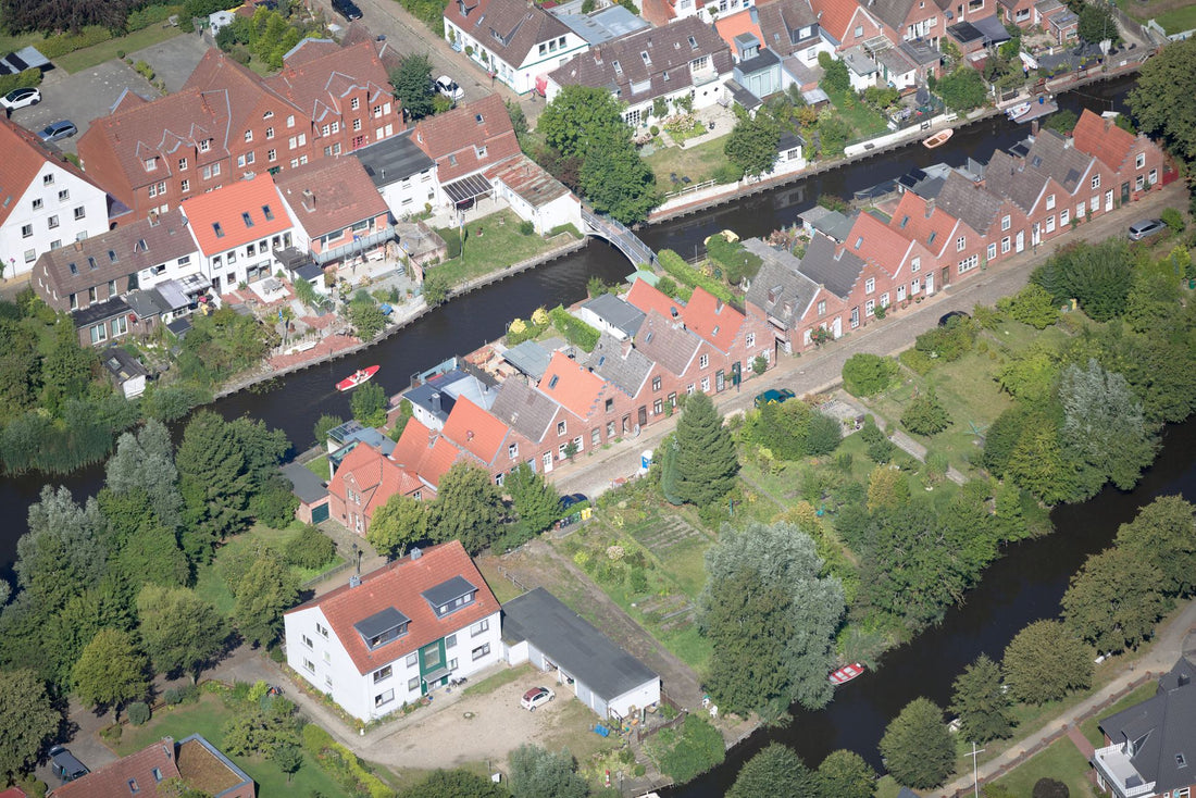 Blick aus dem Flugzeug auf Friedrichstadt mit Grachten und Giebelhäusern während eines Rundflugs über Nordfriesland