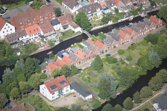 Blick aus dem Flugzeug auf Friedrichstadt mit Grachten und Giebelhäusern während eines Rundflugs über Nordfriesland