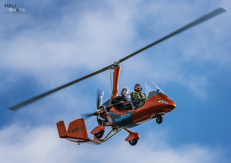 Spektakuläre Aussicht aus dem offenen Cockpit eines Gyrocopters während eines Rundflugs über Hamburg.
