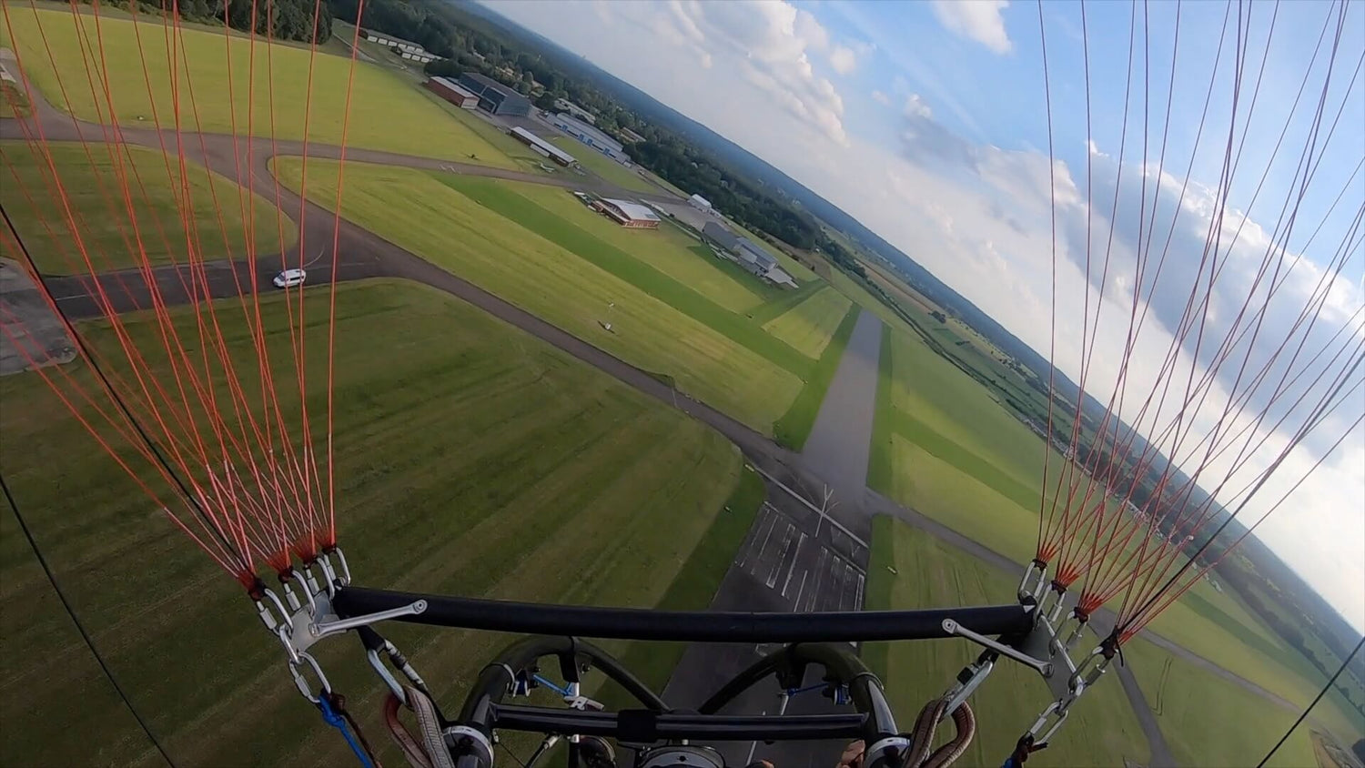 Am Flugplatz Itzehoe starten unsere Motorschirm und Gyrcopter Rundflüge von Flugtraum