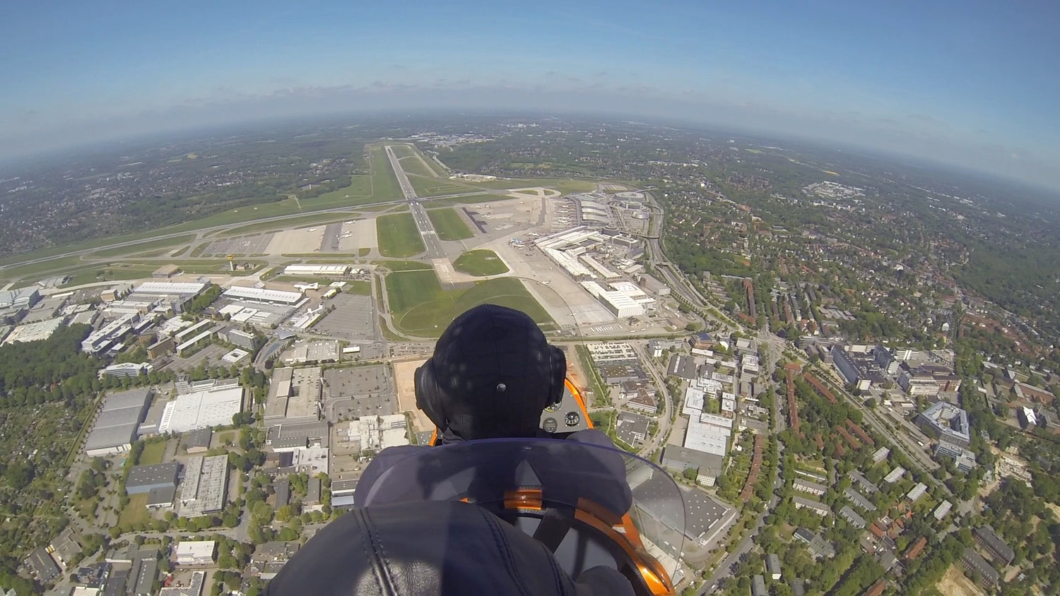 Anflug mit dem Gyrocopter von Flugtraum auf den Hamburger Flughafen
